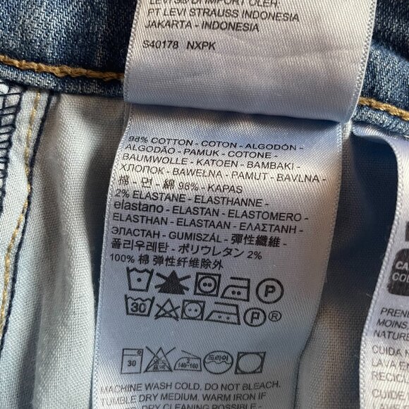 Levi's High Waisted Taper Jean Size 28 in Medium Wash - Picture 4 of 7